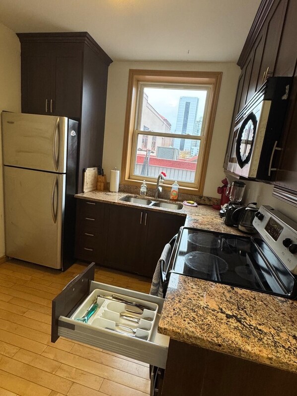 Kylskåp, mikrovågsugn, spishäll och kaffe- och tebryggare