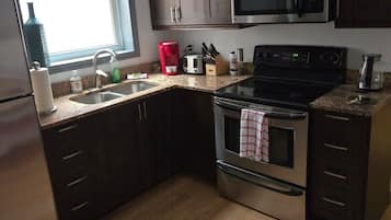 Réfrigérateur, micro-ondes, plaque de cuisson, cafetiÚre/bouilloire