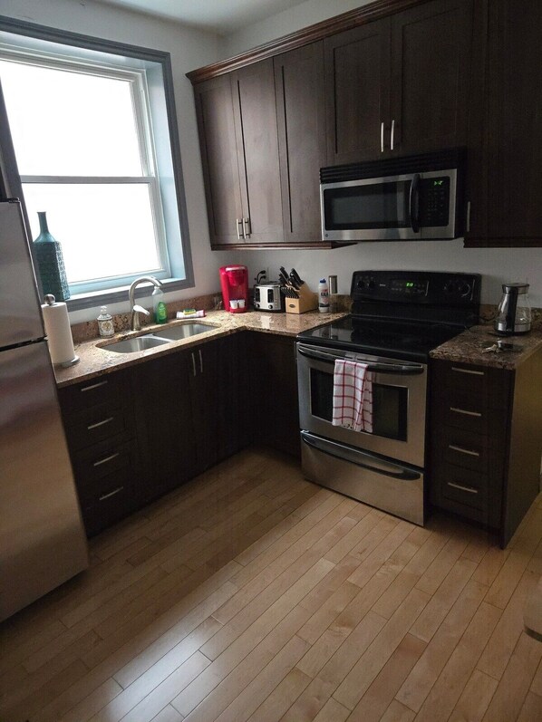 Jääkaappi, mikroaaltouuni, liesi, kahvin-/teenkeitin