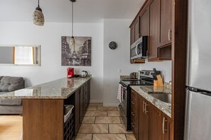 ثلاجة، ميكروويف، فرن، موقد طهي مسطح