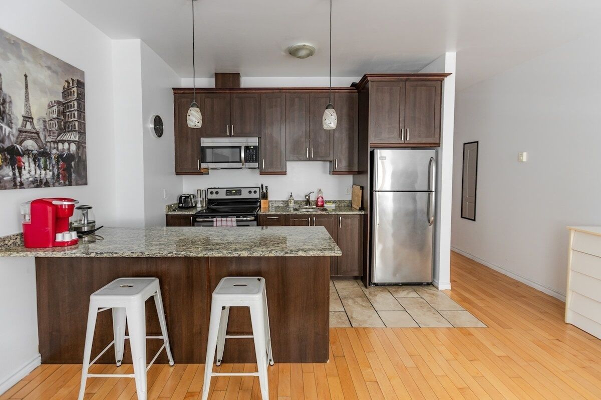 Jääkaappi, mikroaaltouuni, uuni, liesi