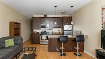 Horno, placa de cocina, cafetera/tetera, tostadora