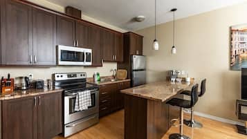 Horno, placa de cocina, cafetera/tetera, tostadora