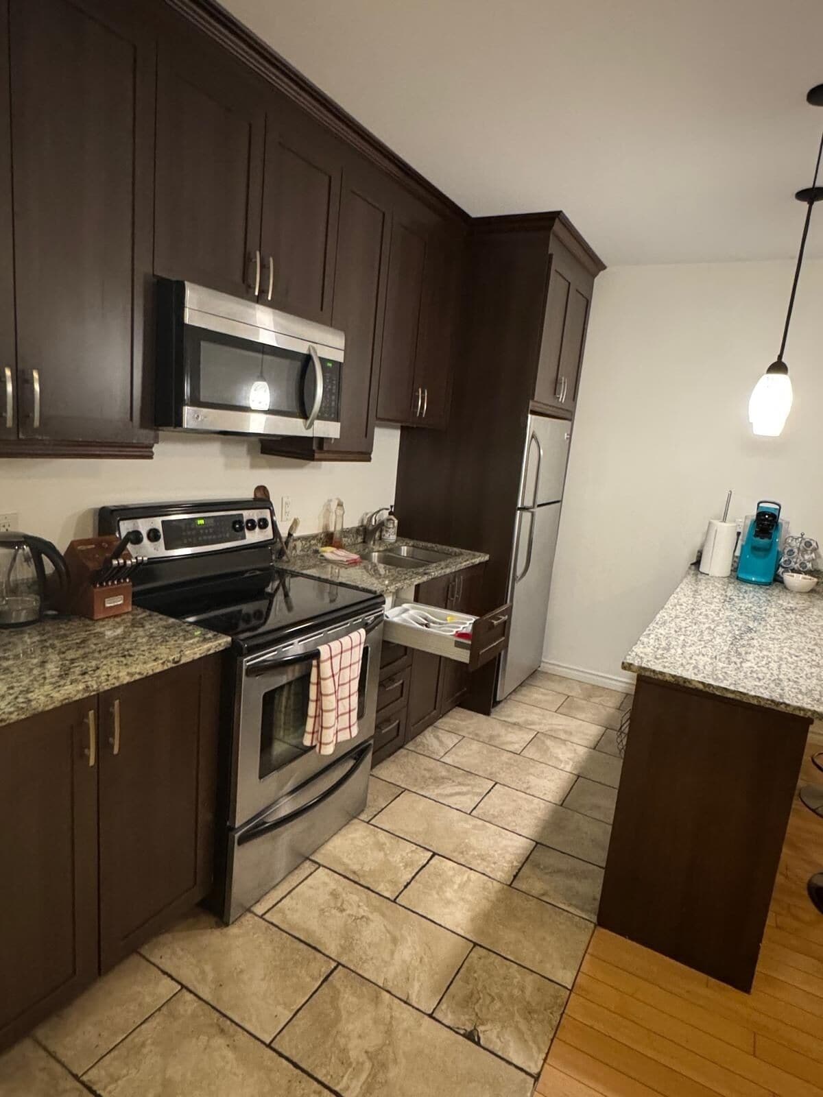 Kjøleskap, mikrobølgeovn, ovn og kokeplater