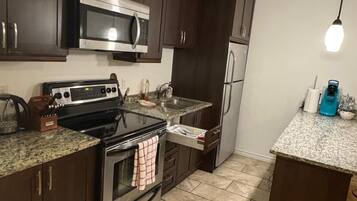 Frigorífic, microones, forn i placa de cuina