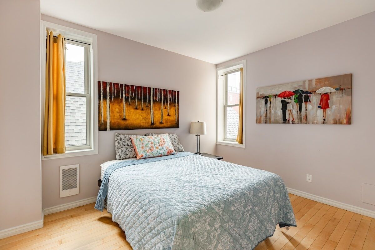 2 quartos, ferros/tábuas de passar roupa, acesso à internet