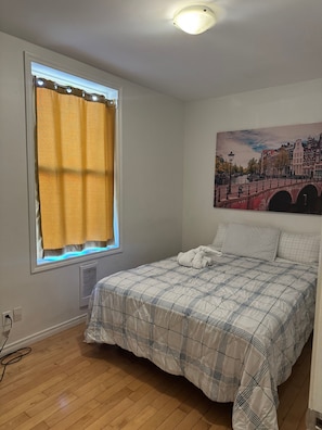 2 dormitoris, planxa i posts de planxar, Internet i roba de llit