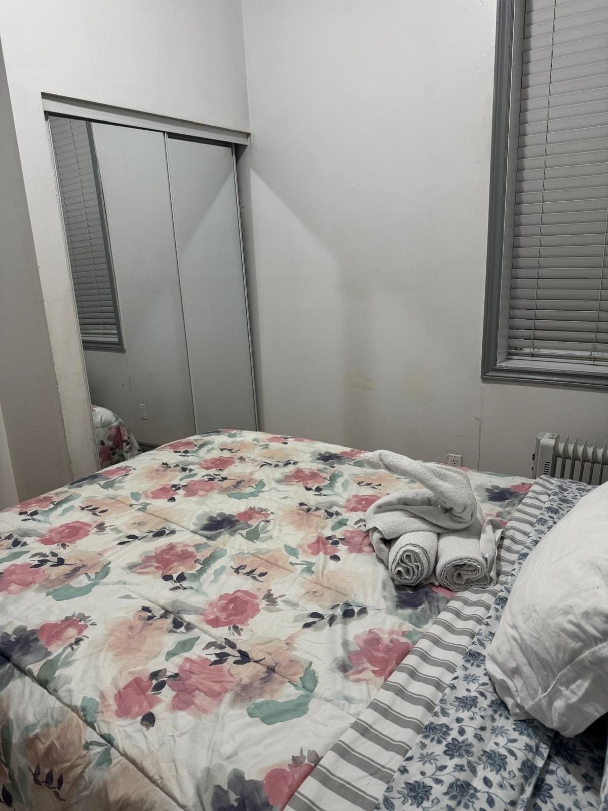 1 soverom, strykejern/-brett, internettilgang og sengetøy