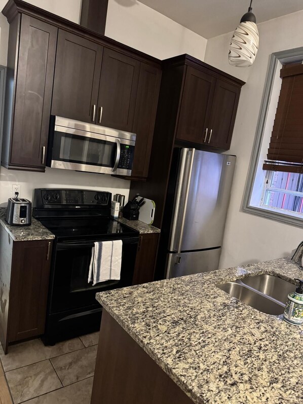 冷蔵庫、電子レンジ、オーブン、コンロ