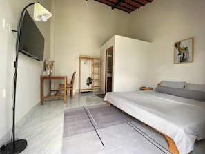 Quarto casal, vista para o jardim | Cortinas blackout, Wi-Fi de cortesia, roupa de cama