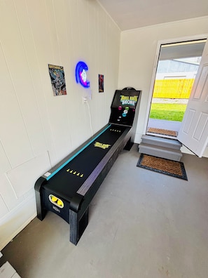 Games room - Breakers Beach House-walking distance to MILL BEACH and GAME ROOM! (Brookings)