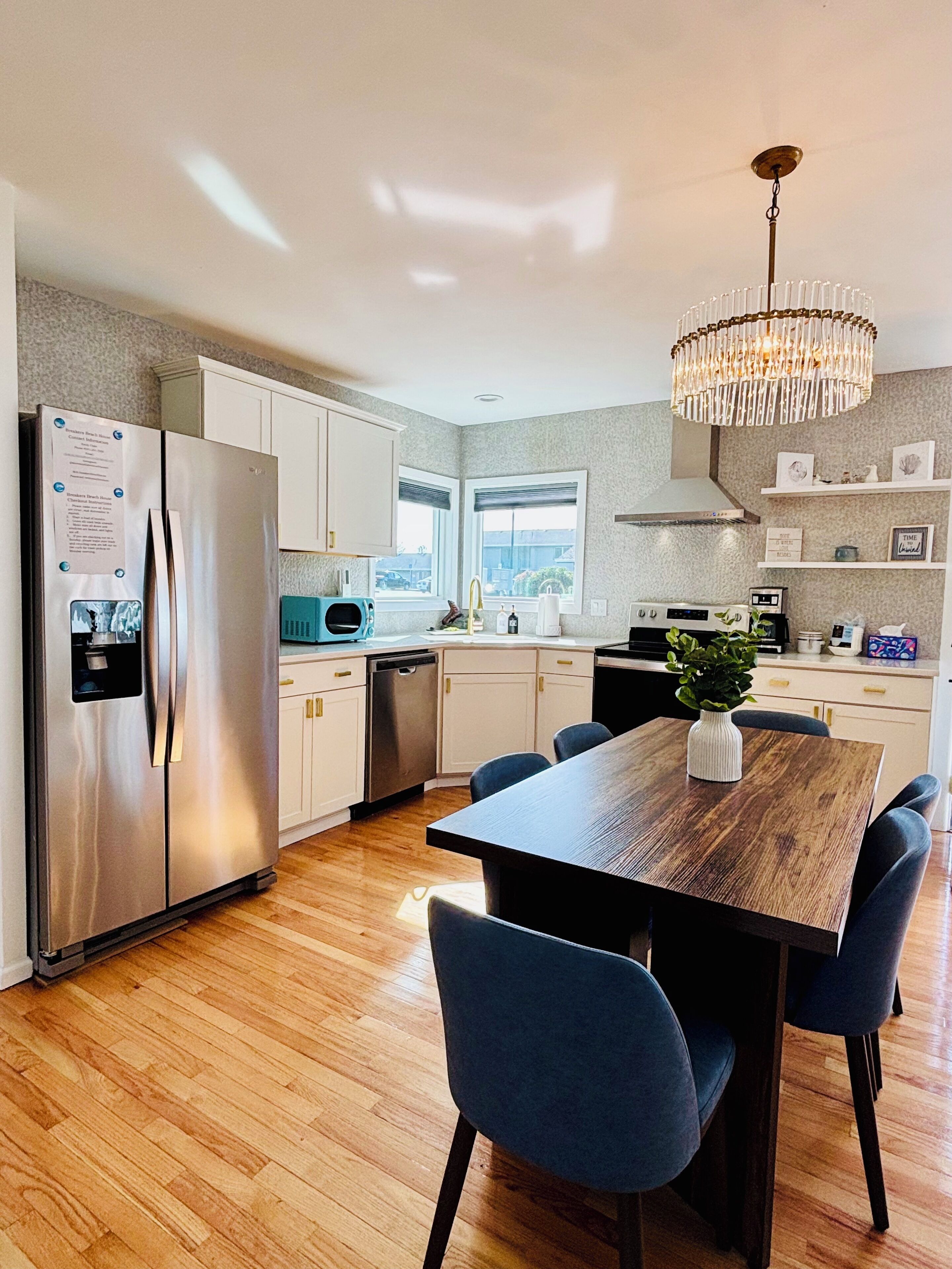 Jääkaappi, mikroaaltouuni, uuni, liesi