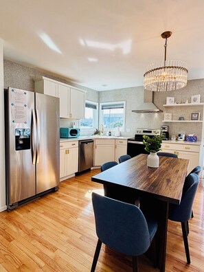 Een koelkast, een magnetron, een oven, een kookplaat