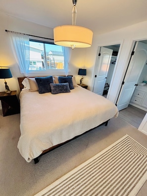 3 bedrooms, iron/ironing board, travel cot, free WiFi - Breakers Beach House-walking distance to MILL BEACH and GAME ROOM! (Brookings)