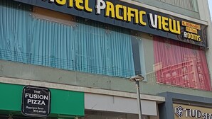 Un edificio con un cartel que dice 'Hotel Pacific View' y 'Kamal Banquet & Caterers'.
