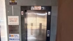 Un ascensor con un cartel que indica que no tiene acceso al aeropuerto.
