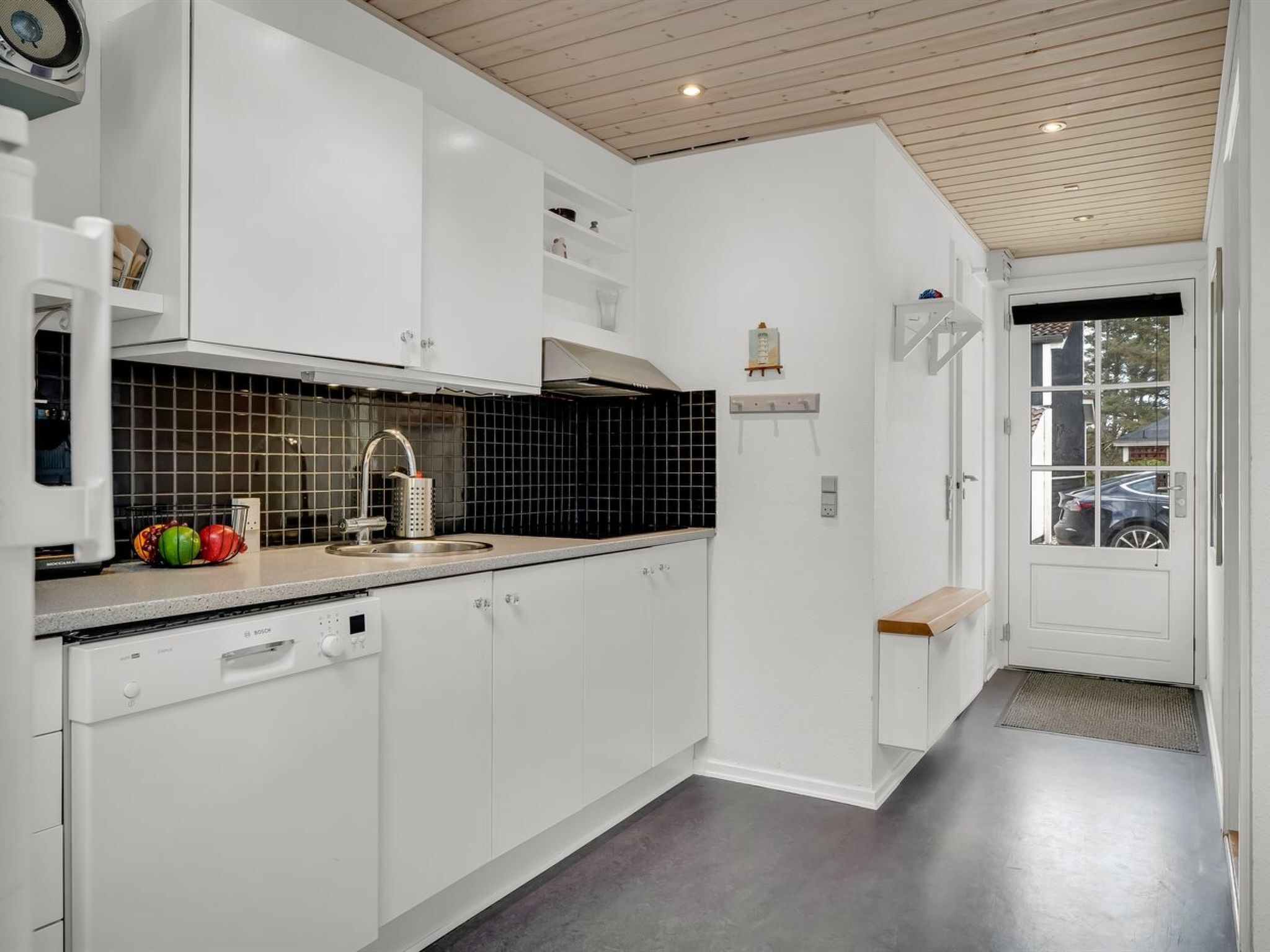 Kylskåp, diskmaskin och grytor/köksredskap