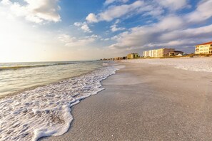 On the beach - Madeira Gulf Front Condo Ocean Views (Madeira Beach)