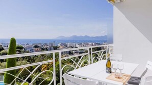 Outdoor dining - Apartment in Cannes With Sea View Pool (Cannes)