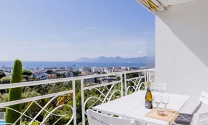 Outdoor dining - Apartment in Cannes With Sea View Pool (Cannes)