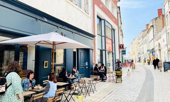 Khu ẩm thực ngoài trời