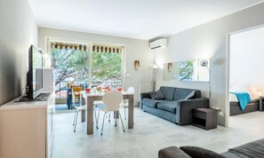Living area - 2-room Apartment With Terrace, sea View and Parking (Cannes)