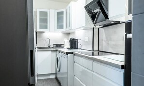 Fridge, microwave, oven, dishwasher - 2-room Apartment With Terrace, sea View and Parking (Cannes)