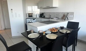 Fridge, microwave, oven, coffee/tea maker - Studio for 2 People (Le Grau-Du-Roi)