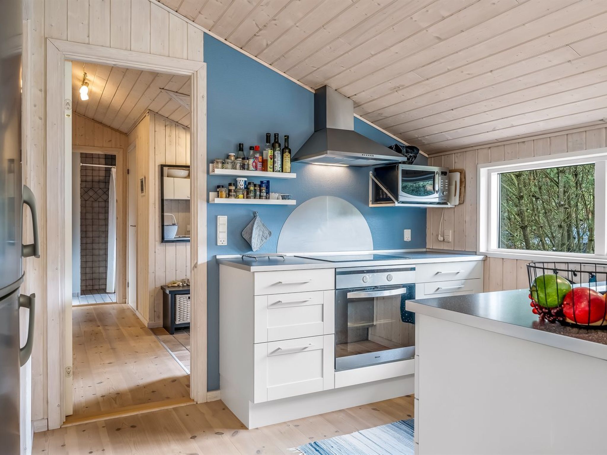 Fridge, microwave, dishwasher, cookware/dishes/utensils