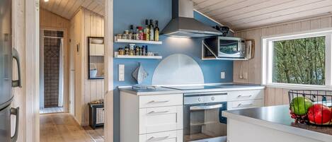 Kjøleskap, mikrobølgeovn, oppvaskmaskin og kjøkkenutstyr