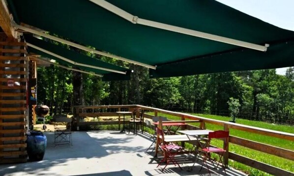 Outdoor dining - Barn House, 2 Rooms, Sleeps 2-4 (Sorges-et-Ligueux-en-Perigord)