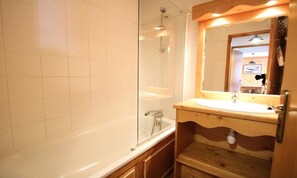 Bathroom - Dbac23 - 3 Bedroom Apartment - Balcony - Sleeps 8 - 1800 Area (Puy-Saint-Vincent)