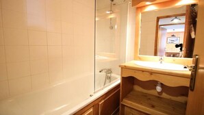Unclassified image, 4 of 5, button - Dbac23 - 3 Bedroom Apartment - Balcony - Sleeps 8 - 1800 Area (Puy-Saint-Vincent)