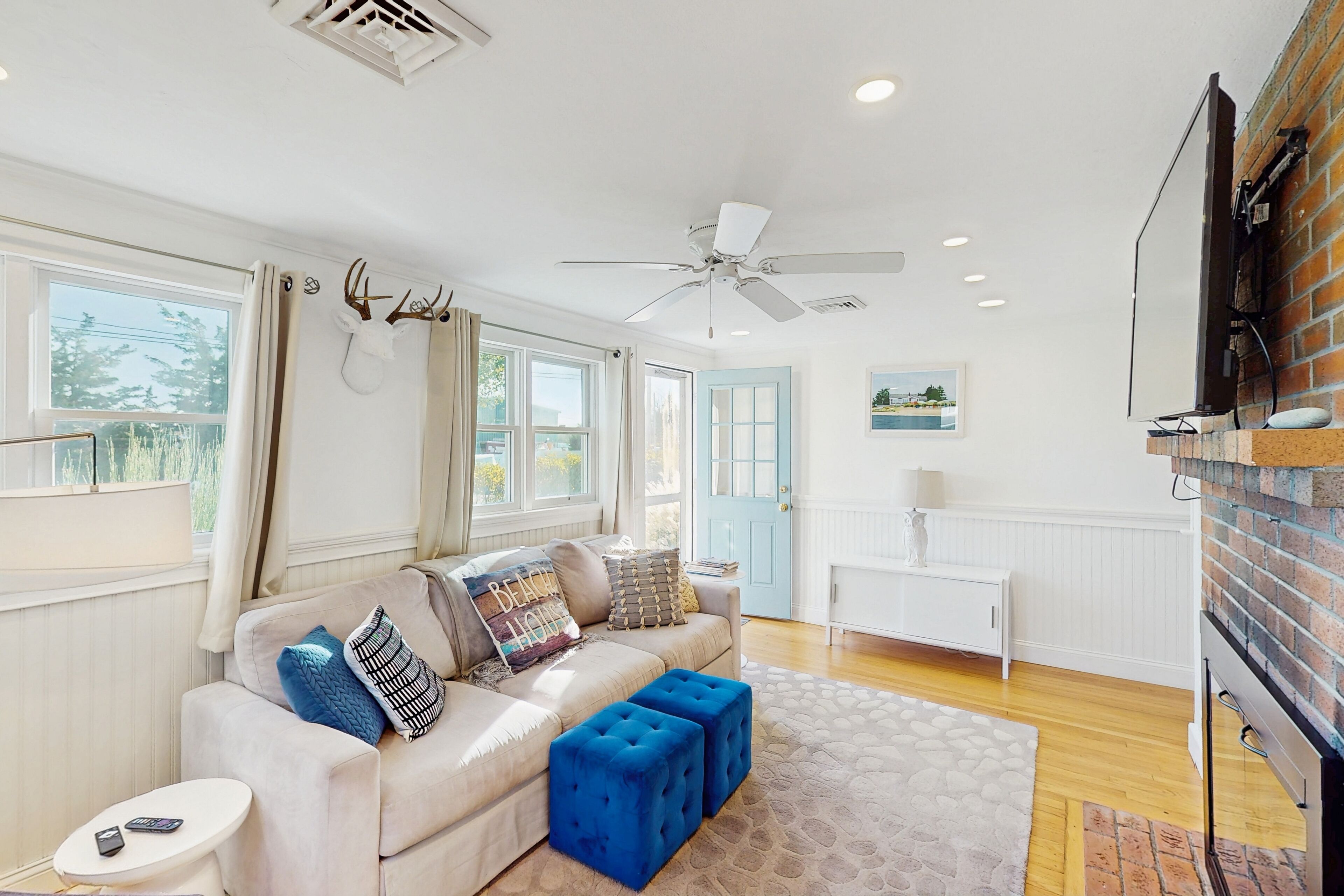 Een televisie en boeken