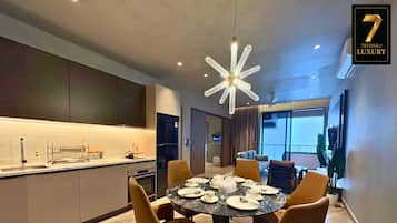 Luxury Royale Suite | Dapur kecil peribadi | Peti sejuk, ketuhar gelombang mikro