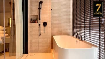 Luxury Executive Suite | Bathroom | Free toiletries, hair dryer, towels, soap