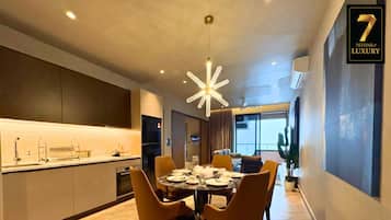 Luxury Royale Suite | Private kitchen | Fridge, microwave