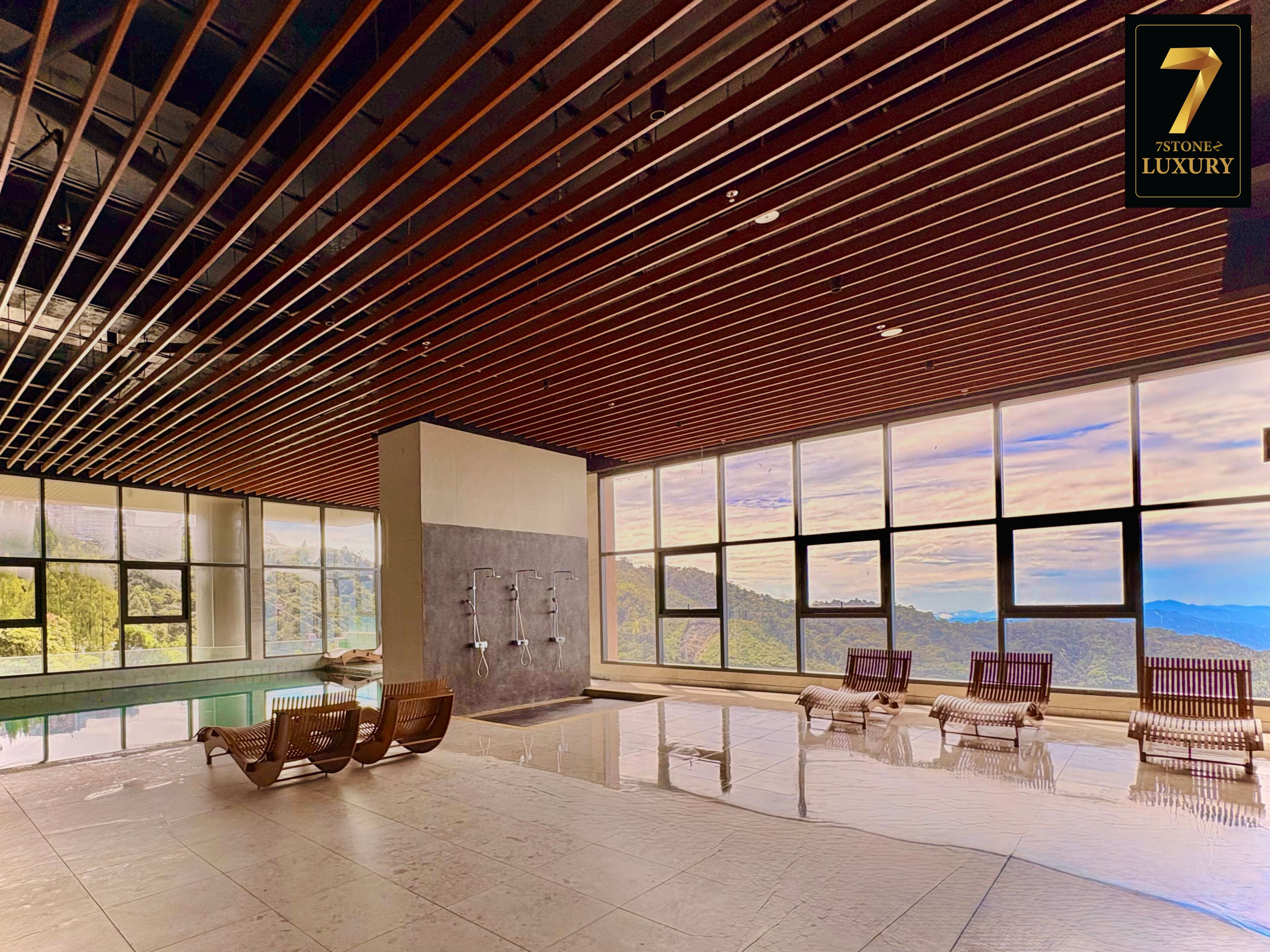 室內游泳池和室外游泳池