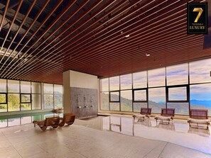 Alberca techada y alberca al aire libre