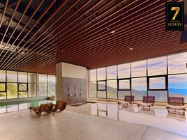 Una piscina techada, una piscina al aire libre