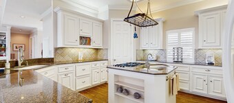 Spacious lakefront house with full kitchen, patio, balcony & private hot tub