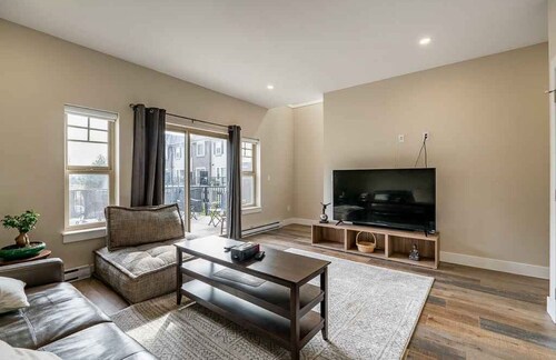 Contemporary 3  Beds and  2.5 Bath close to fraser valley university, shops etc