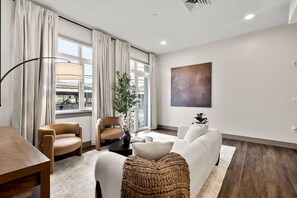 Älytelevisio, videopelejä, DVD-soitin, kirjoja