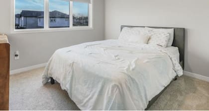 The Family Haven: Spacious Spruce Grove Getaway Close to The Links Golf Course