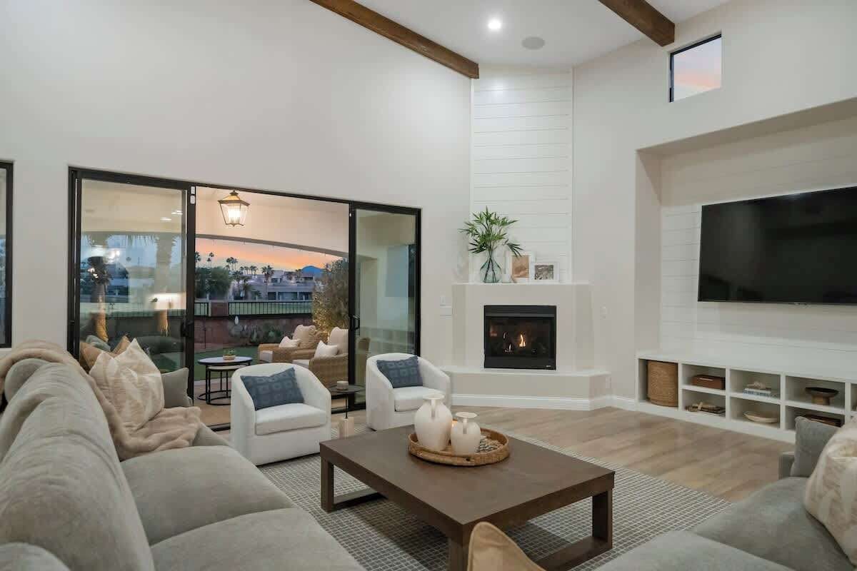 Smart-TV, peis, bordtennis og bøker