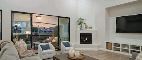 Smart TV, chimenea, tenis de mesa y libros