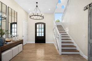 المنشأة من الداخل