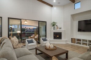 تلفزيون ذكي، مدفأة، تنس طاولة، كُتُب