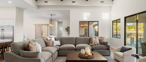 Televisor intel·ligent, llar de foc, taula de tennis de taula i llibres