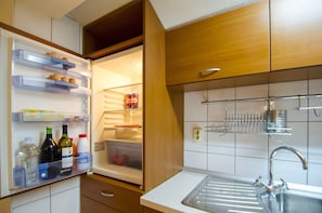 Casa | Cocina privada | Frigorífico, placa de cocina y cafetera o tetera